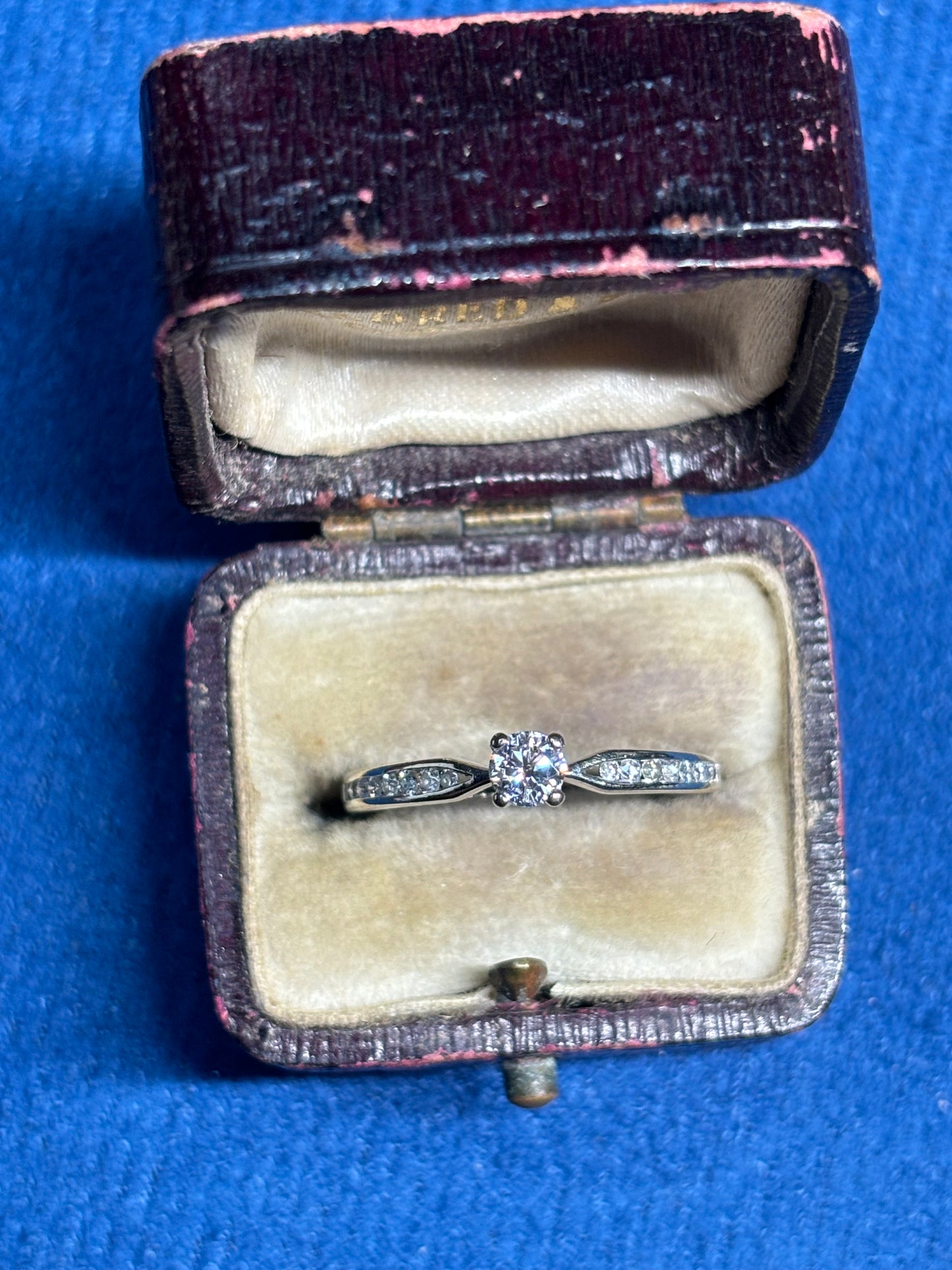 Diamond ring set in 9ct white gold