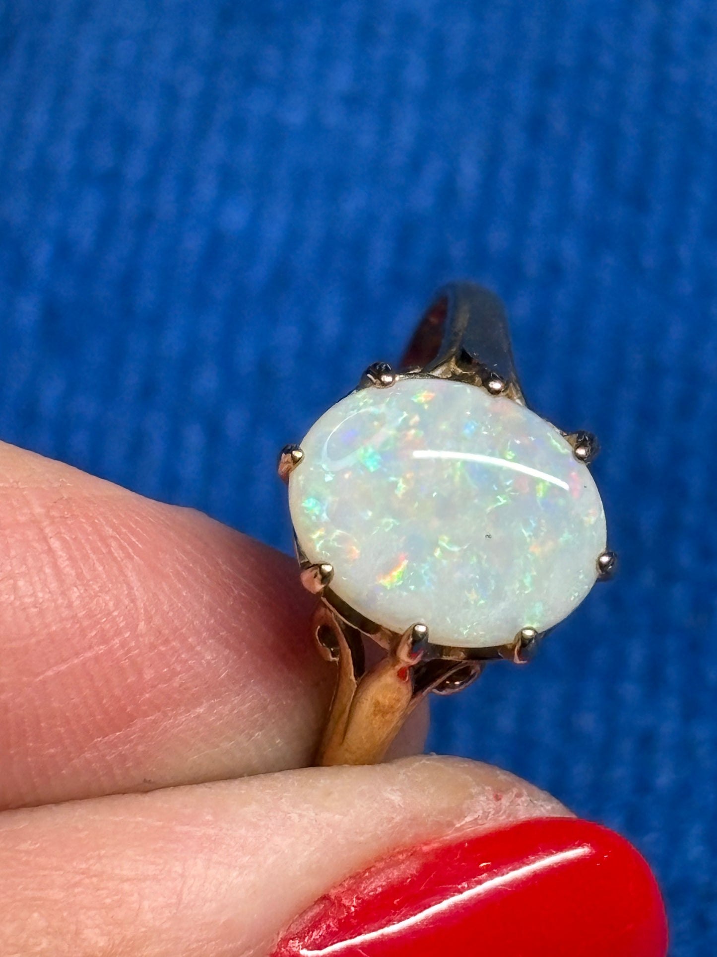 Oval opal 9ct gold ring