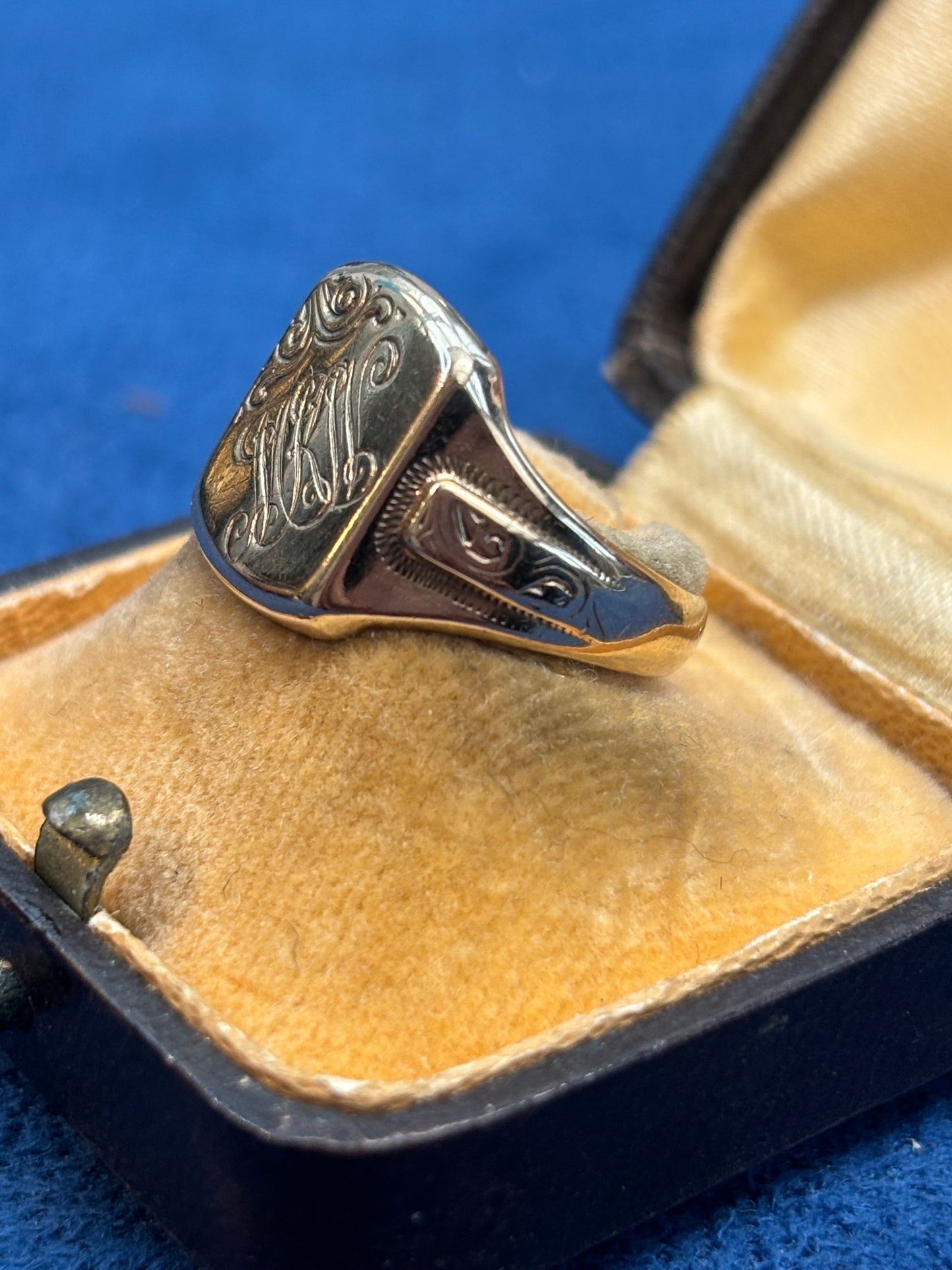 Vintage 9ct gold signet ring