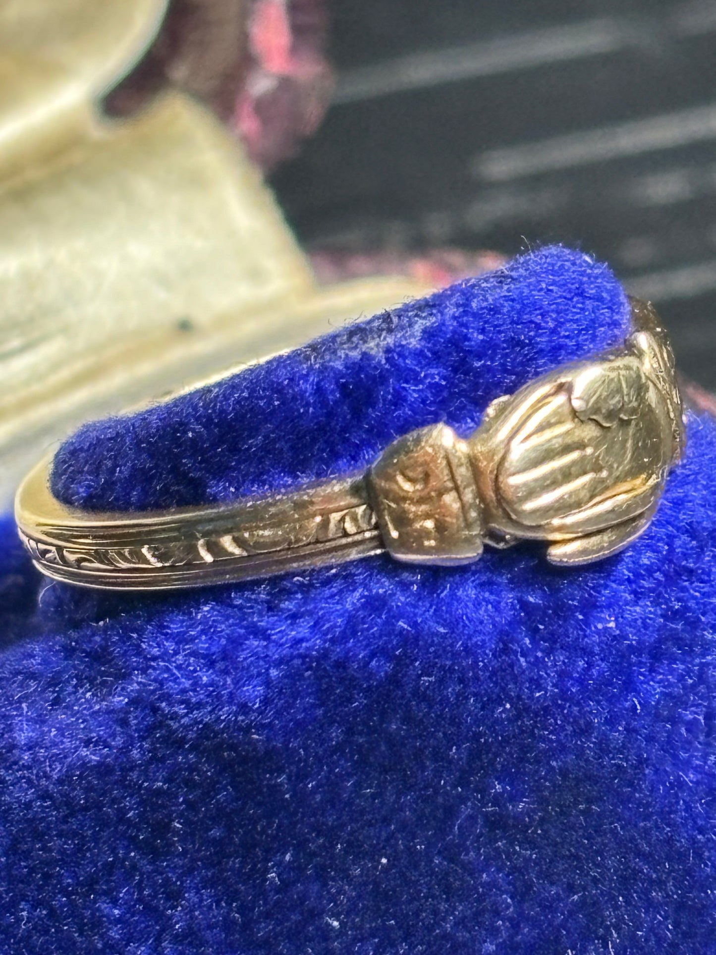 Mid 1800s gold Gimmel Fede hands ring