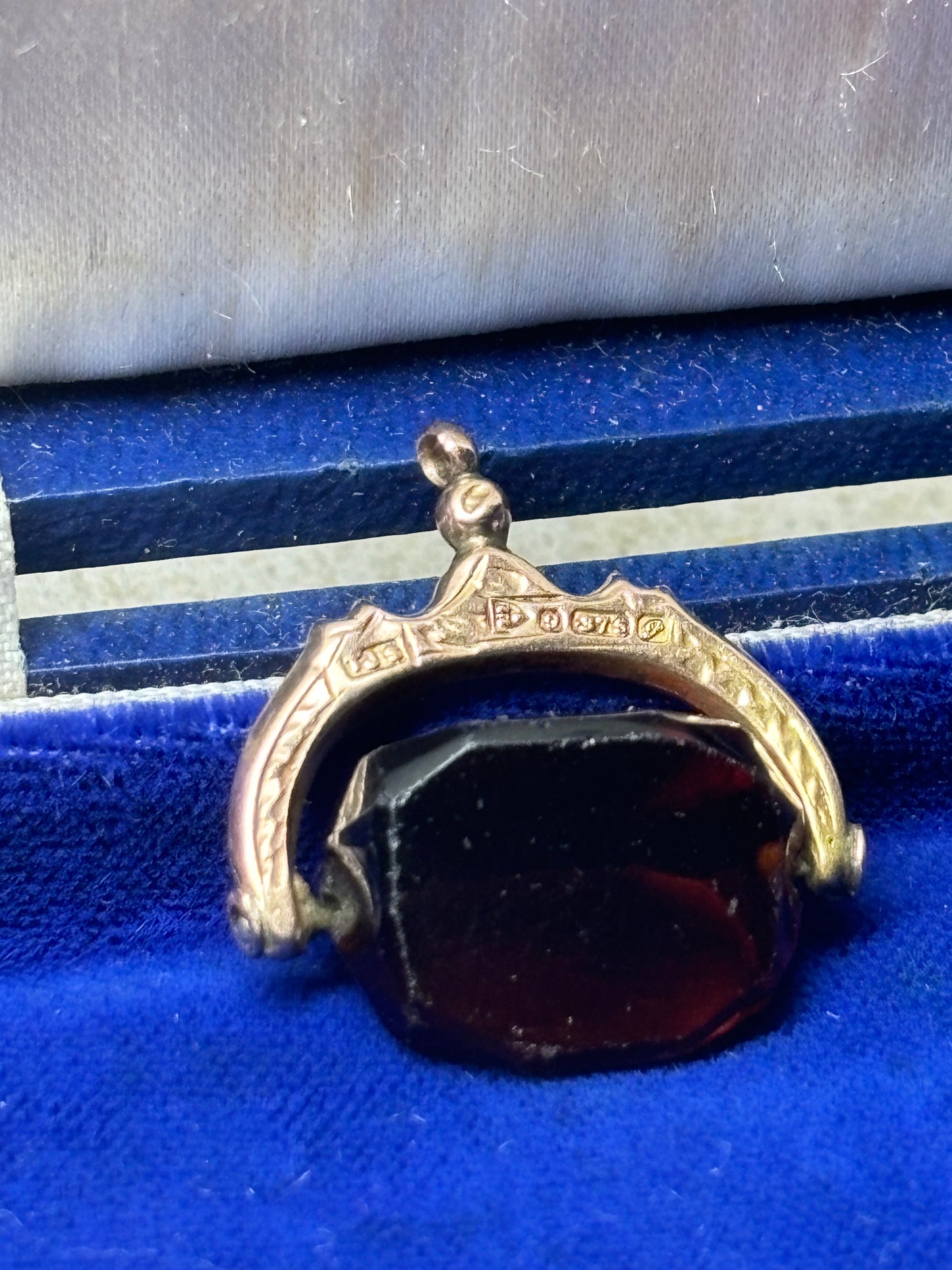 9ct gold antique swivel pendant