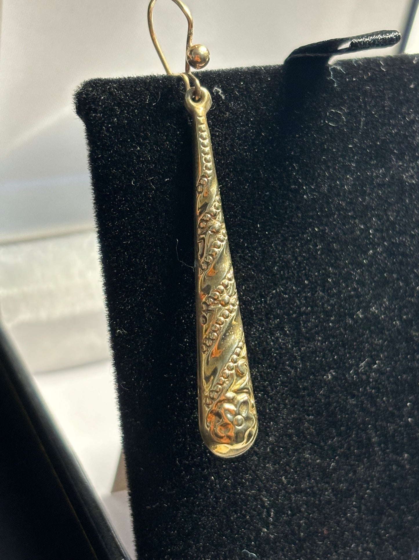 Gorgeous engraved 9ct gold drops