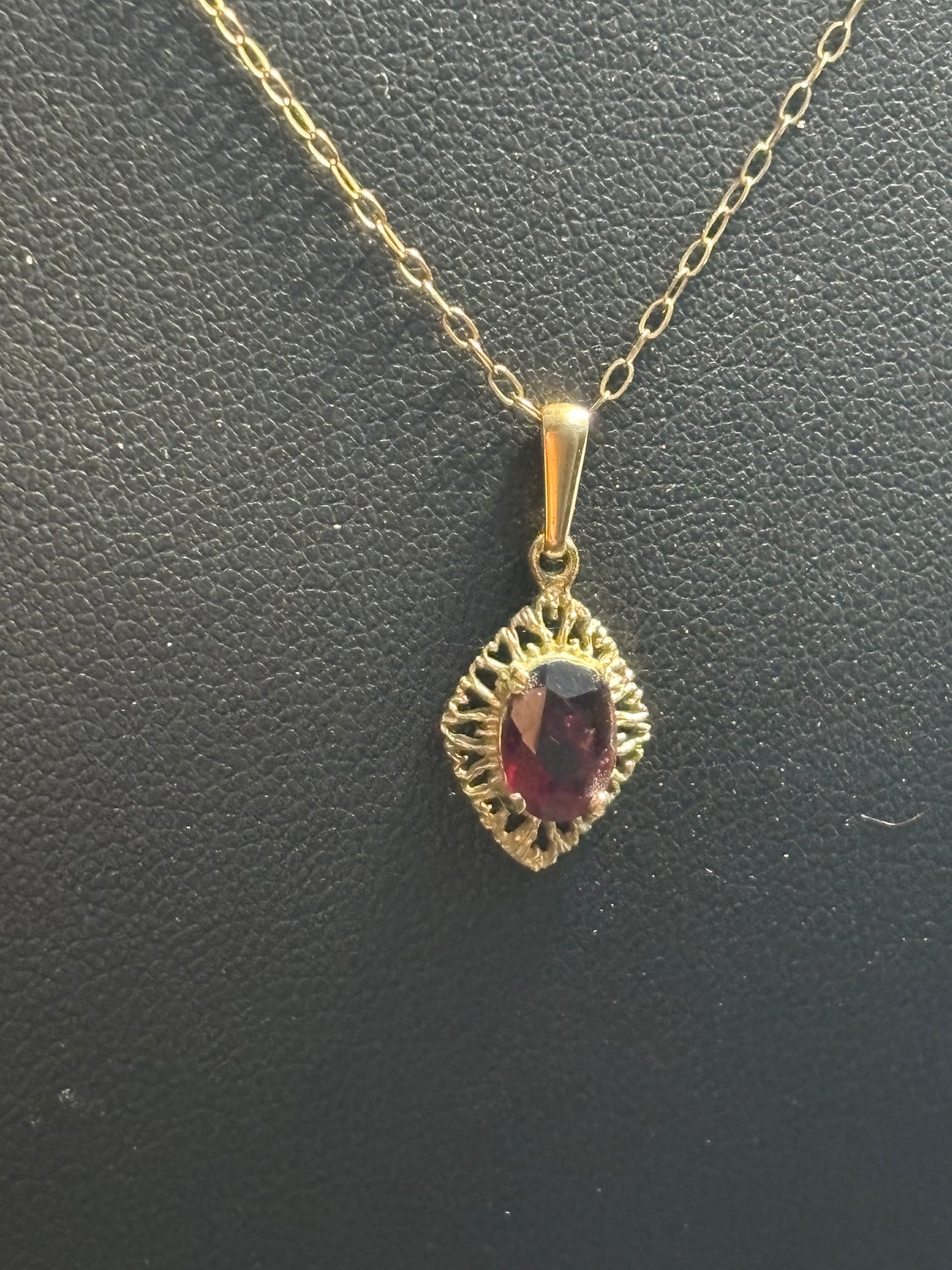 9ct gold and garnet pendant