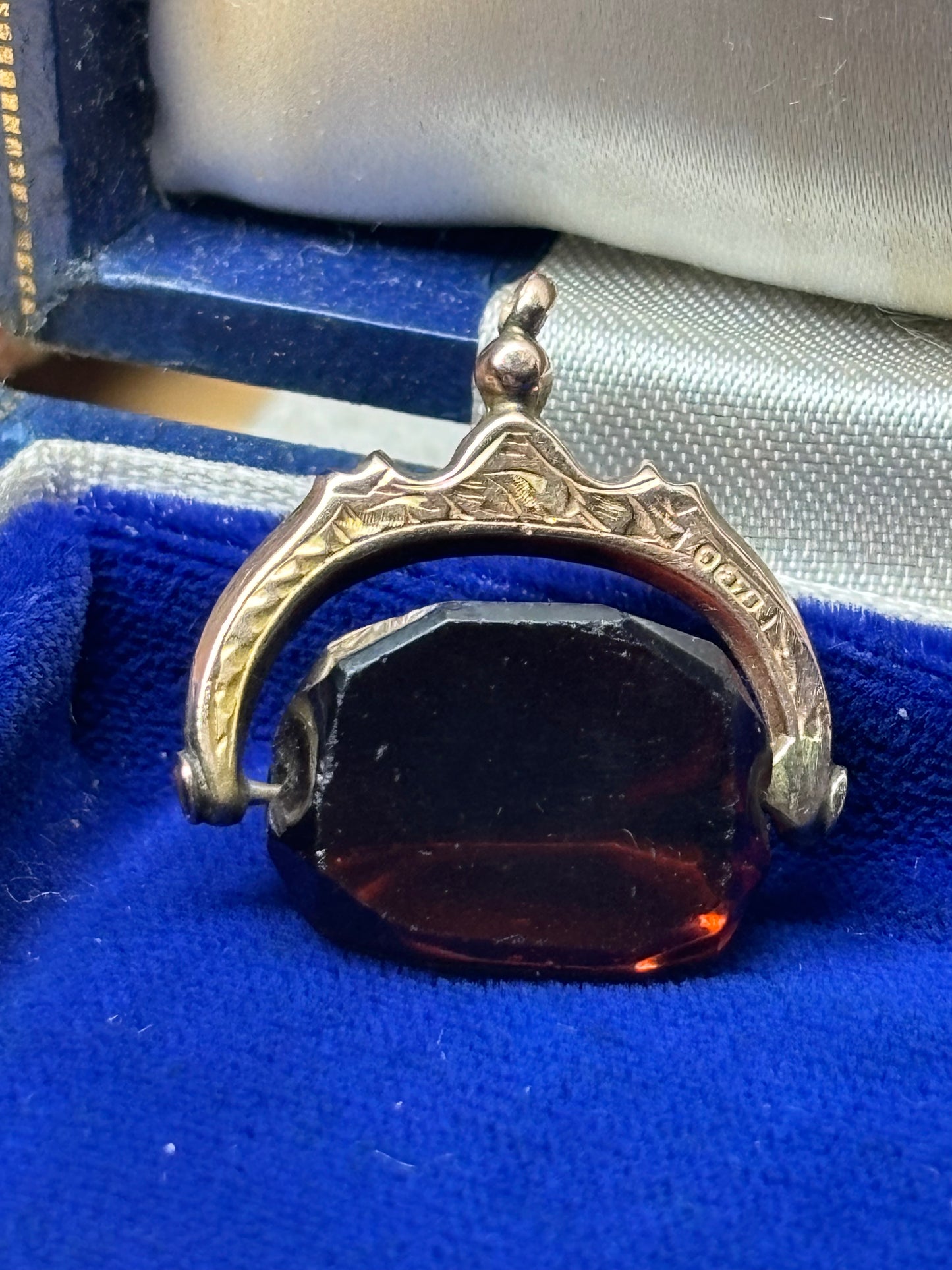 9ct gold antique swivel pendant