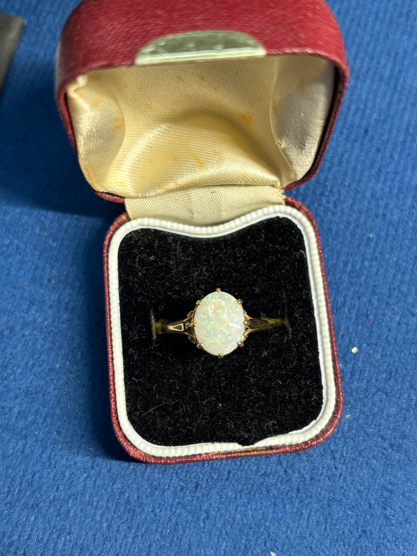 Oval opal 9ct gold ring