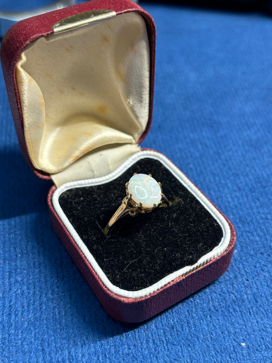 Oval opal 9ct gold ring