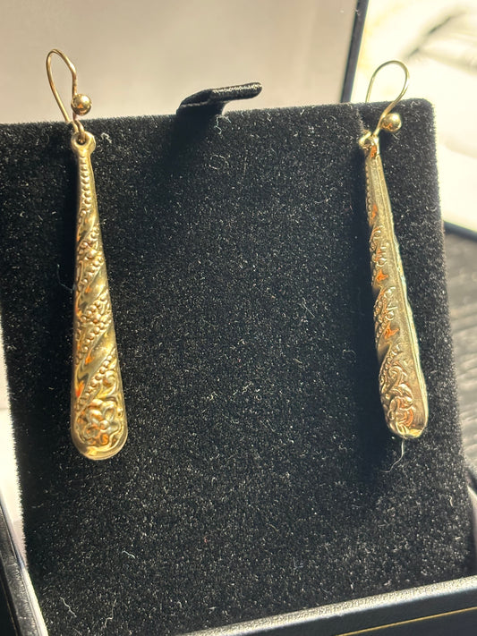 Gorgeous engraved 9ct gold drops