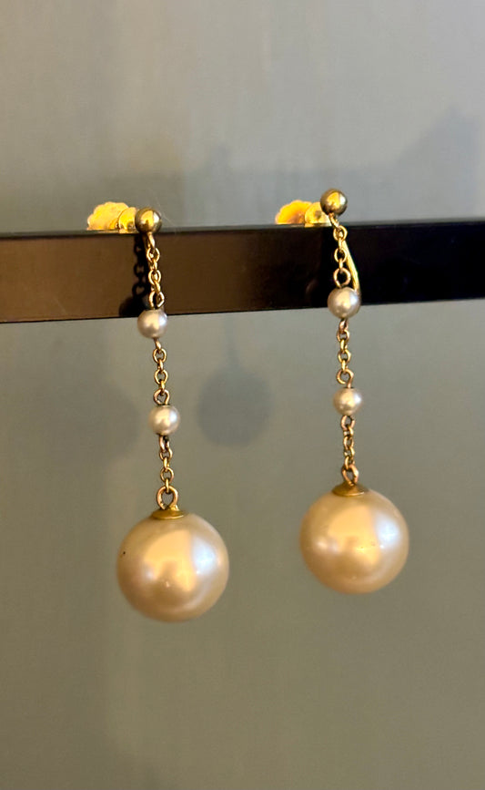 Vintage pearl drop earrings set in 9ct gold